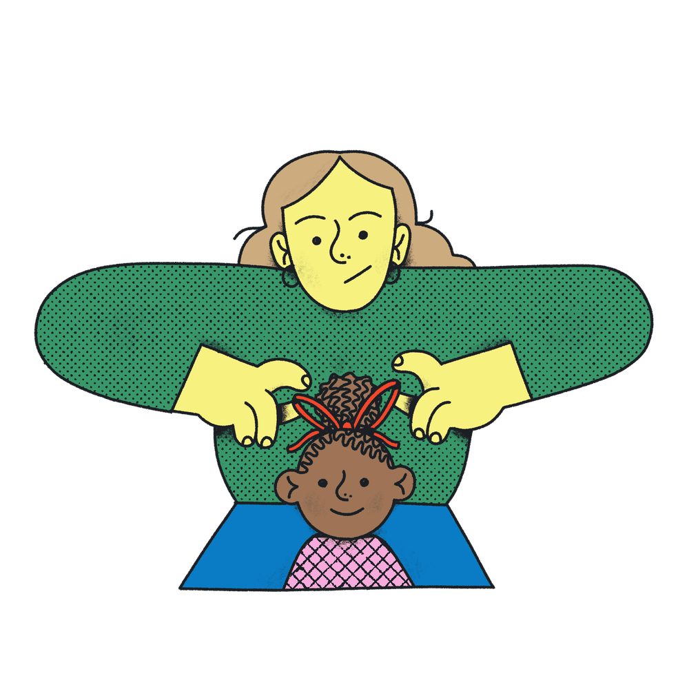 Eine weiblich gelesene Person die einem Kind versucht, die Haare mit einer Schleife hochzubinden.