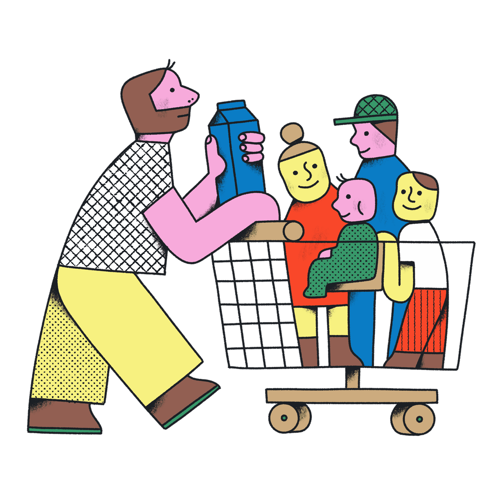 Eine männlich gelesene Person, mit einer Milchtüte in der Hand, schiebt einen Einkaufswagen an, in dem sich mit vier Kindern befinden. Eines davon ist ein Baby, die anderen drei sind Kleinkinder..