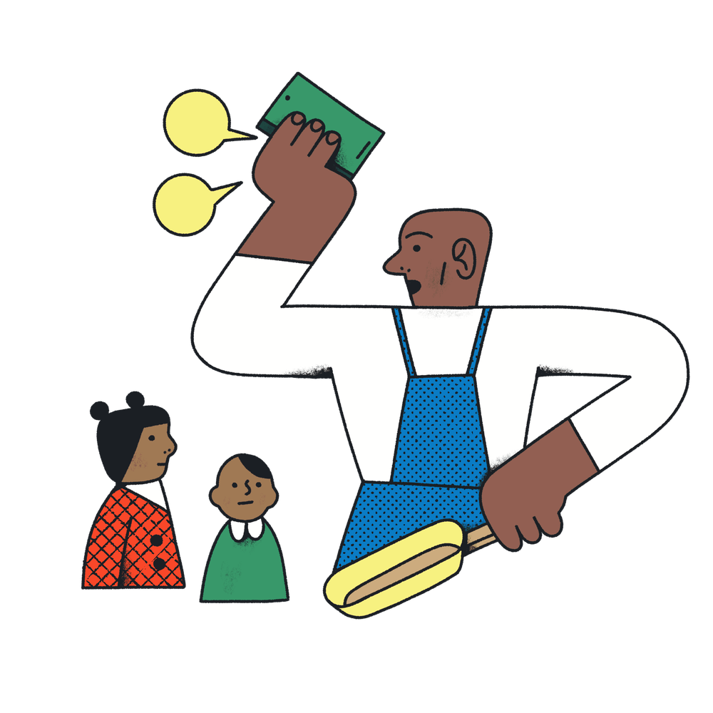 Eine erwachsene Person steht mit einem Handy, welches wegen Benachrichtigungen vibriert, und einer Pfanne in den Händen vor zwei kleinen Kindern.