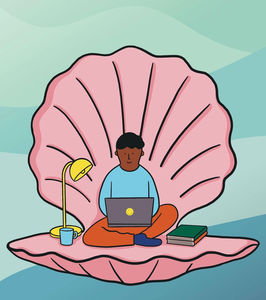 Eine Person sitzt alleine mit Laptop in einer Muschel