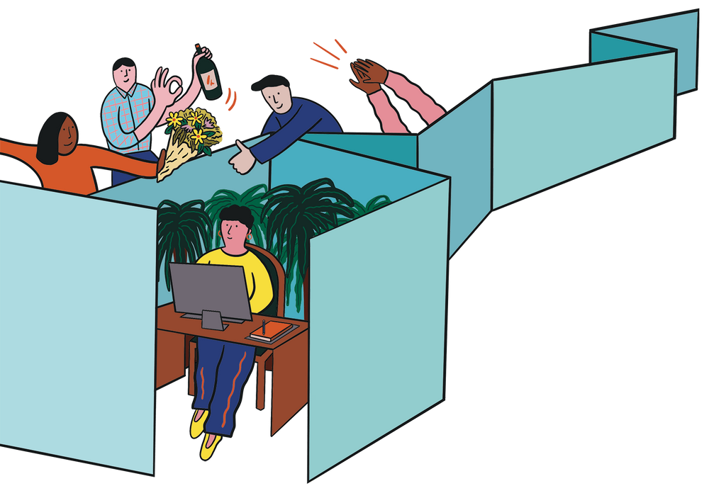 Eine introvertierte Person sitzt als einzige im kleinen Büro und wird dafür gefeiert