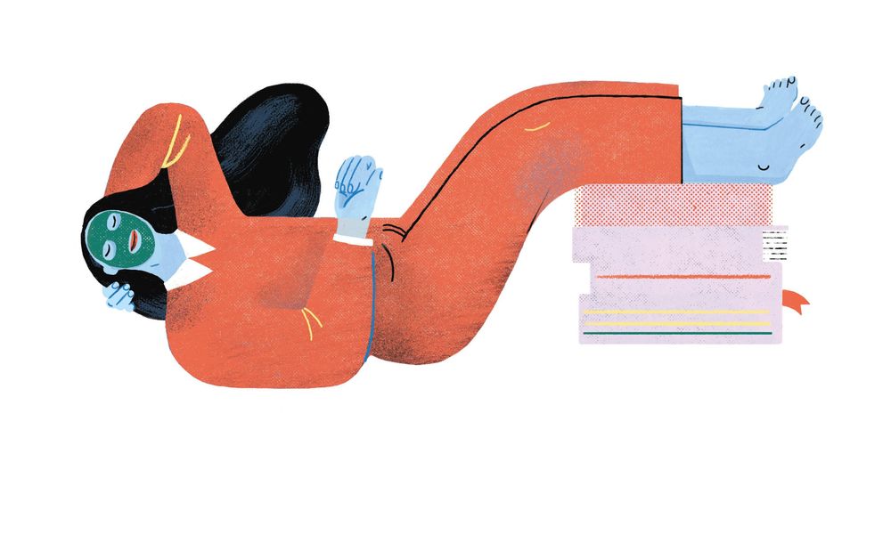 Eine liegende Person, die die Füße auf einem Stapel Arbeit hochlegt