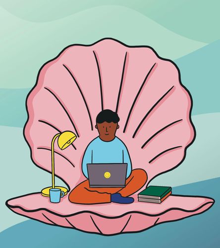 Eine Person sitzt alleine mit Laptop in einer Muschel