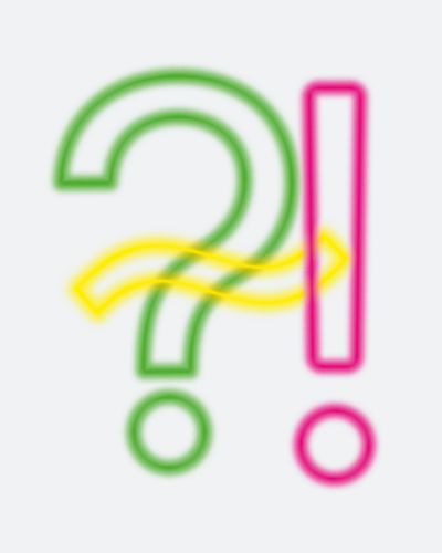 Ein grünes neoleuchtendes Fragezeichen und ein pinkfarbenes neonleuchtendes Ausrufezeichen stehen nebeneinander. Quer darüber liegt eine gelbe, neonleuchtende Wellelinie, die die beiden zu verbinden scheint.