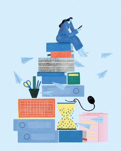 Eine Person, die auf einem Stapel aus Büchern und Notizen sitzt und aufs Smartphone schaut